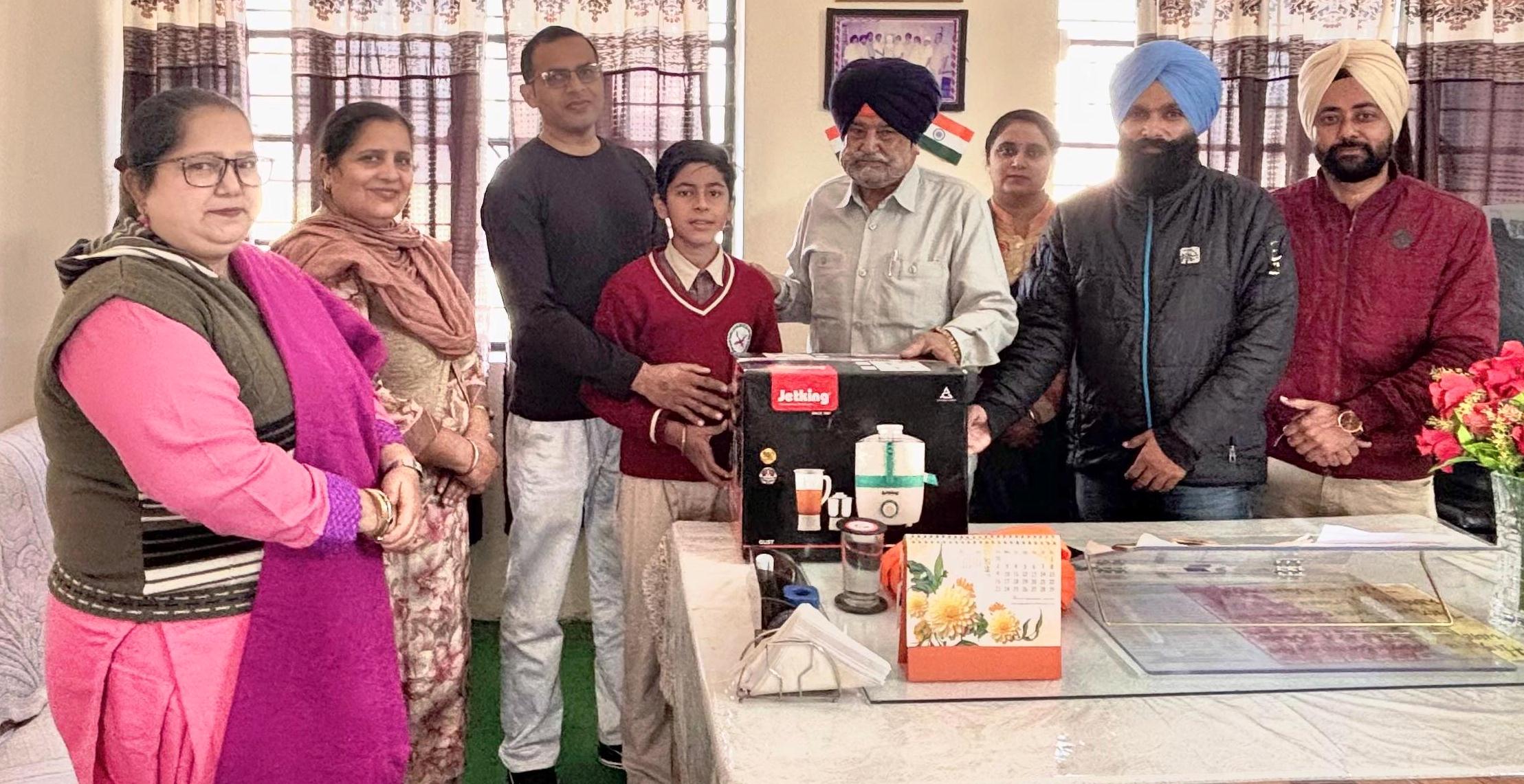 Students of SGHGS School won big prizes in the competition related to Guru Tegh Bahadur Sahib